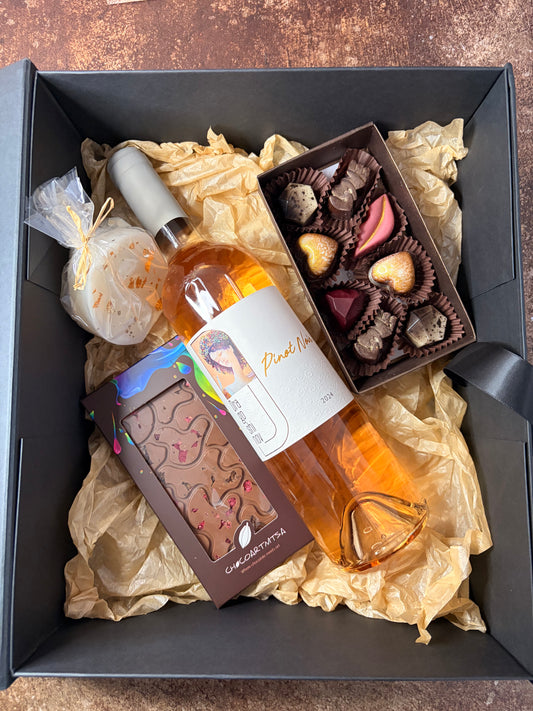 Луксозна подаръчна кутия с Розе, ръчно изработен шоколад, бонбони и свещ