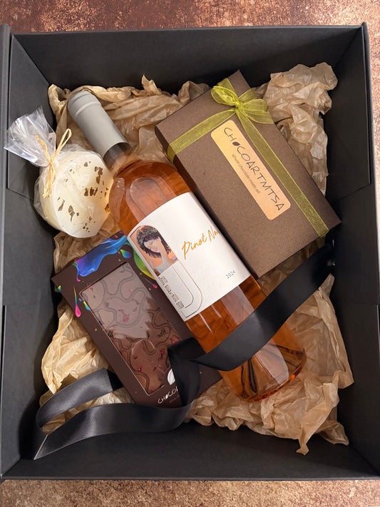 Луксозна подаръчна кутия с Розе, ръчно изработен шоколад, бонбони и свещ