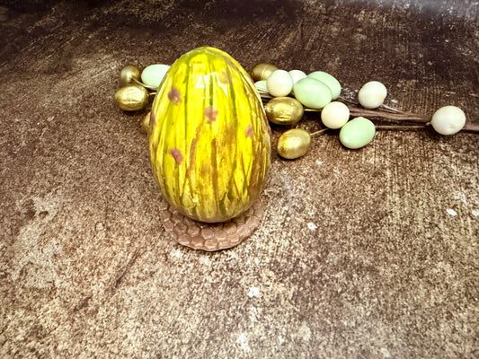 Шоколадово великденско яйце от ръчно изработен шоколад