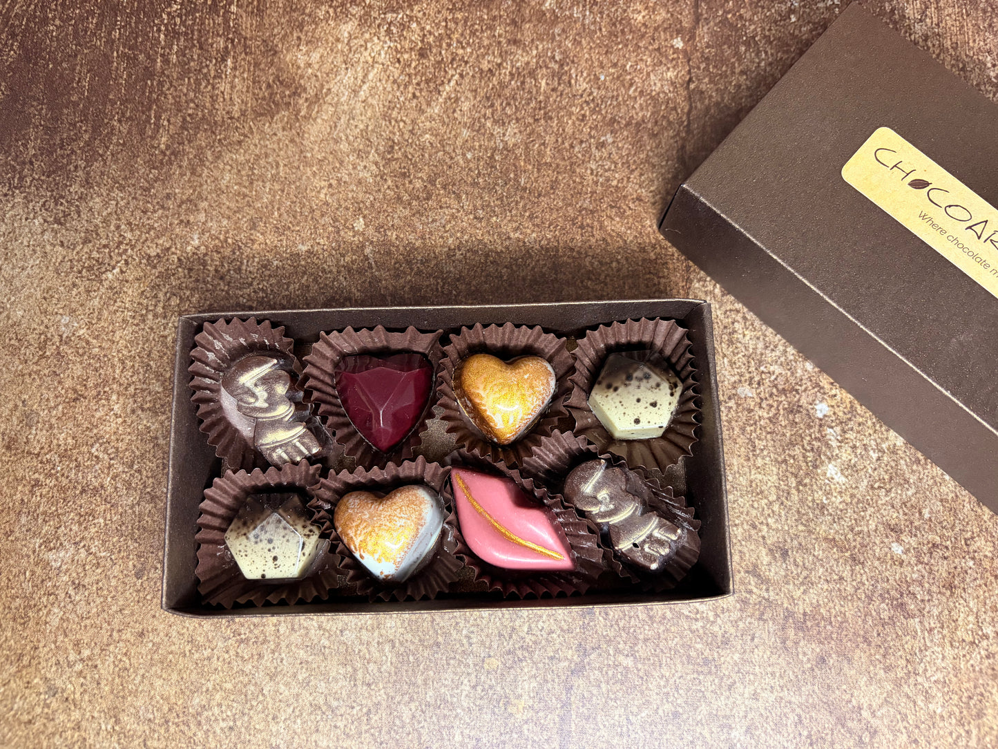 Луксозна подаръчна кутия с Розе, ръчно изработен шоколад, бонбони и свещ