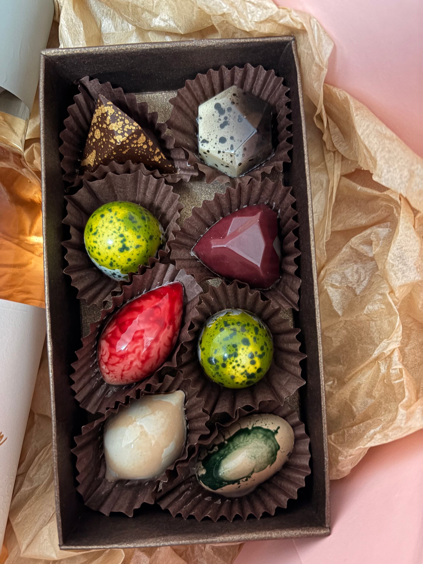 Луксозна подаръчна кутия с Розе, ръчно изработен шоколад, бонбони и свещ