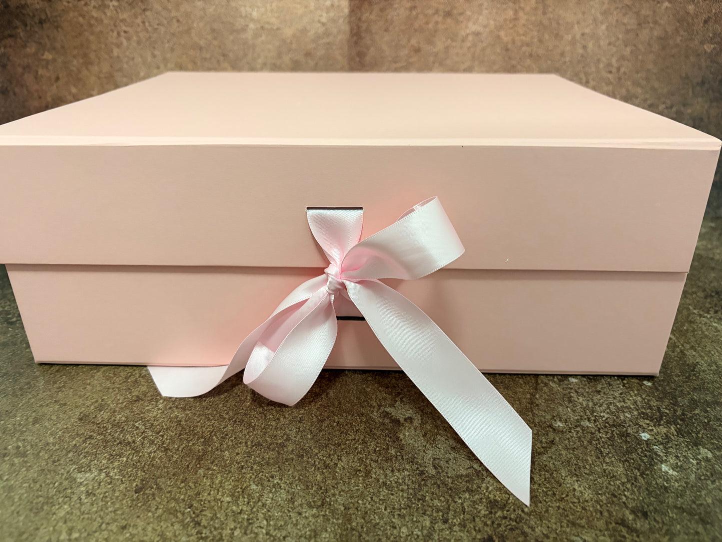 Луксозна подаръчна кутия с Розе, ръчно изработен шоколад, бонбони и свещ