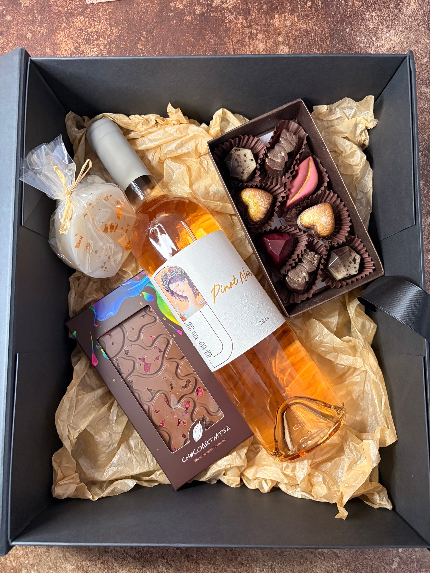 Луксозна подаръчна кутия с Розе, ръчно изработен шоколад, бонбони и свещ