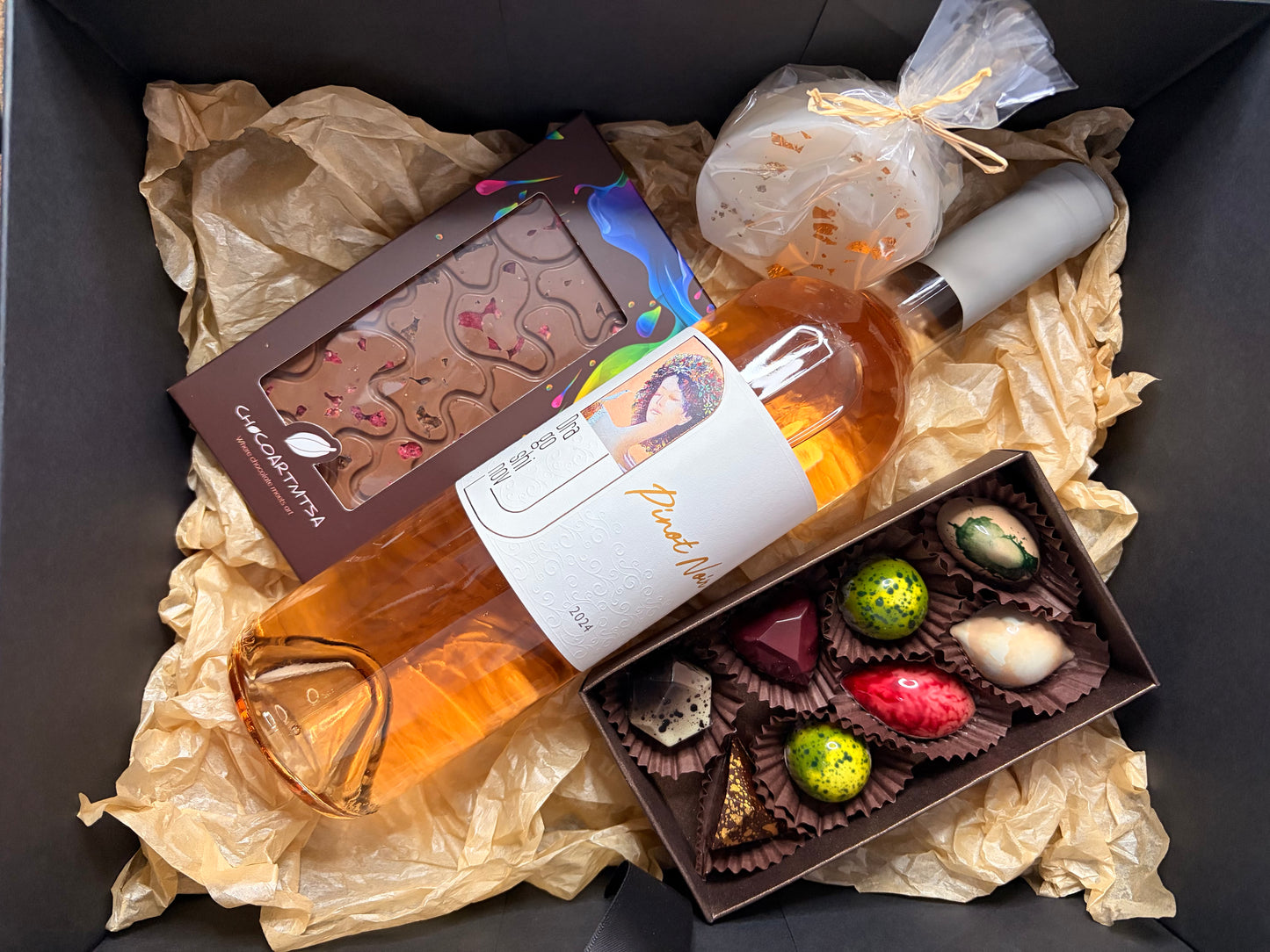 Луксозна подаръчна кутия с Розе, ръчно изработен шоколад, бонбони и свещ