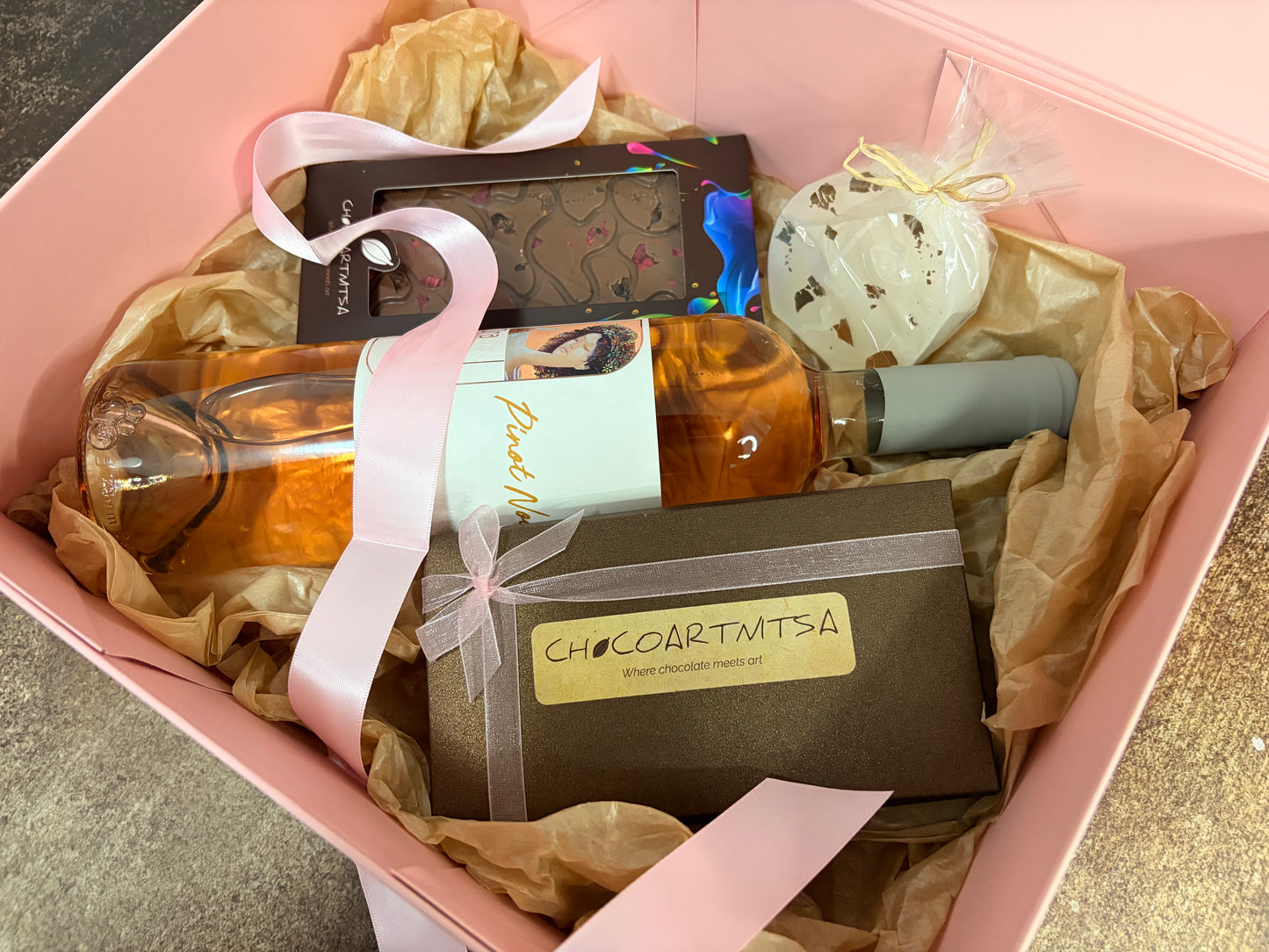 Луксозна подаръчна кутия с Розе, ръчно изработен шоколад, бонбони и свещ