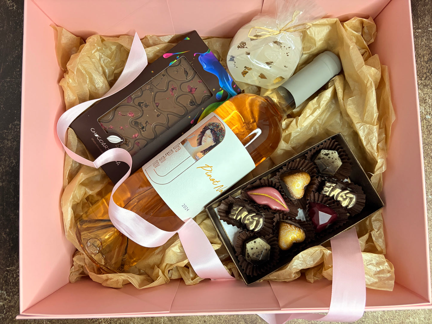 Луксозна подаръчна кутия с Розе, ръчно изработен шоколад, бонбони и свещ