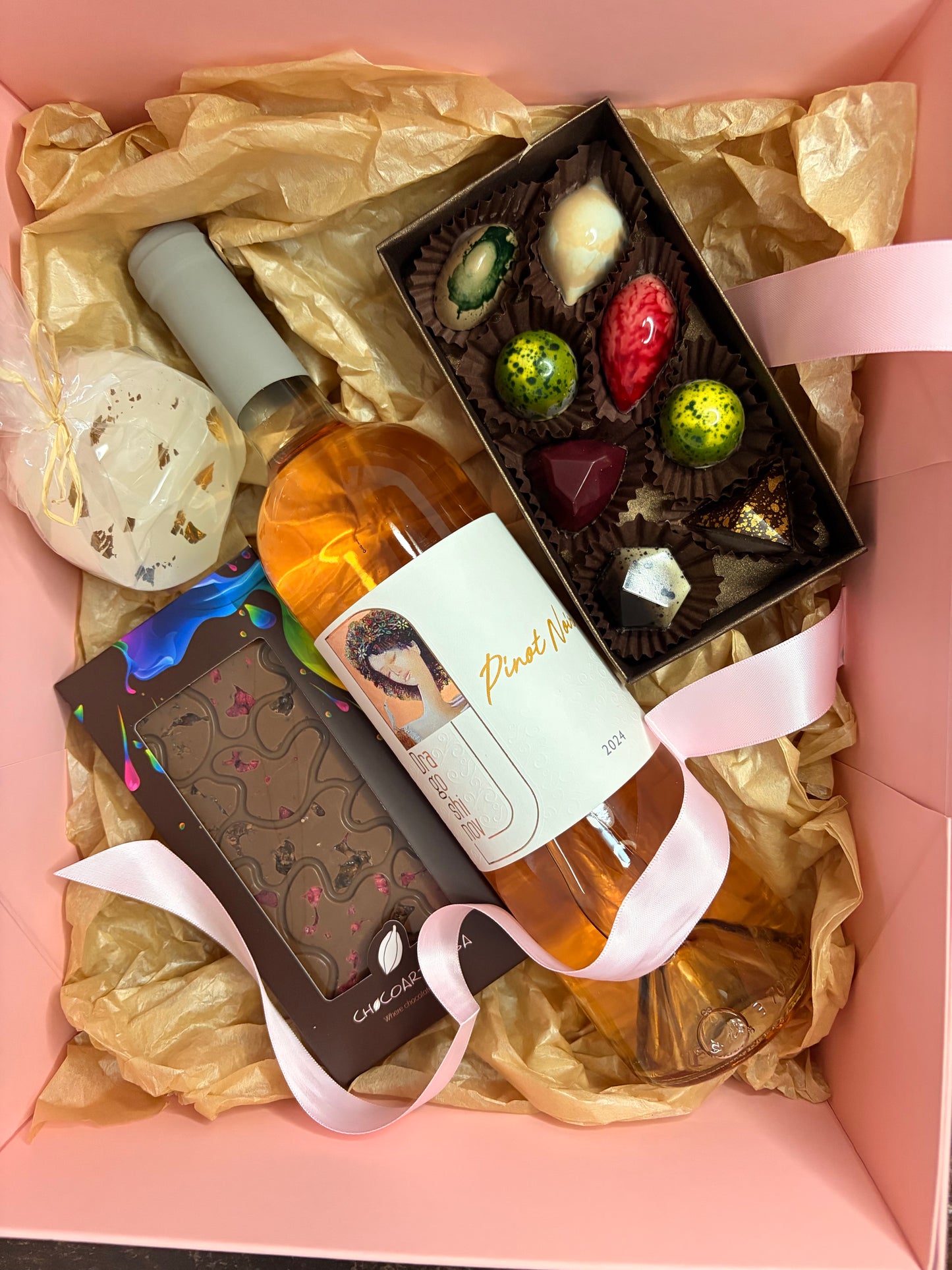 Луксозна подаръчна кутия с Розе, ръчно изработен шоколад, бонбони и свещ