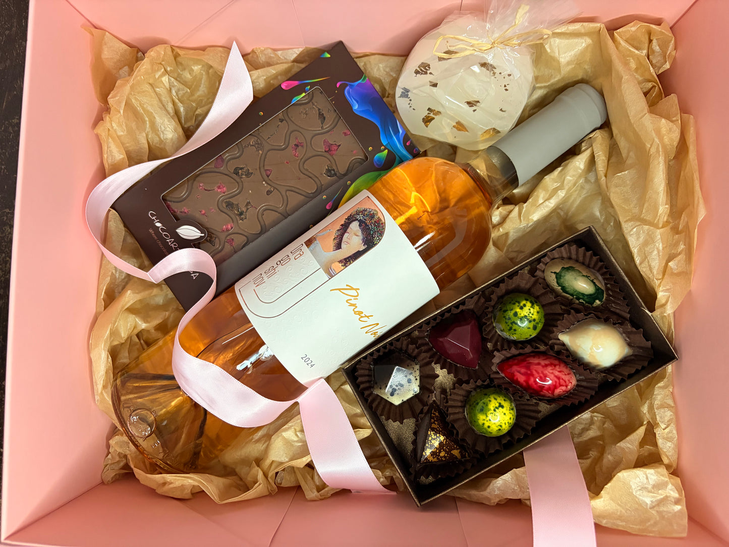 Луксозна подаръчна кутия с Розе, ръчно изработен шоколад, бонбони и свещ